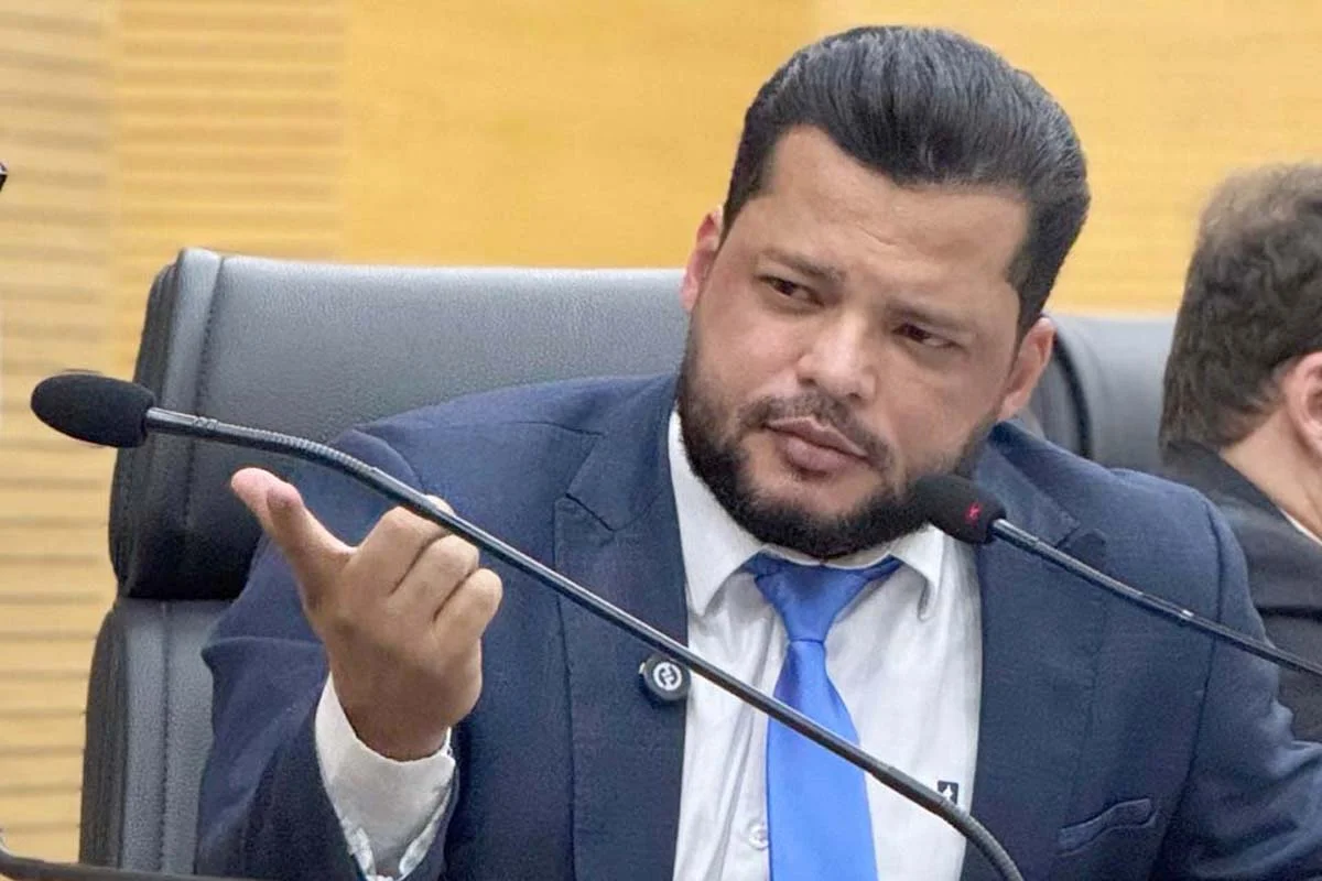 Melhorias na quadra da Escola Presidente Tancredo de Almeida Neves são solicitadas por Edevaldo Neves