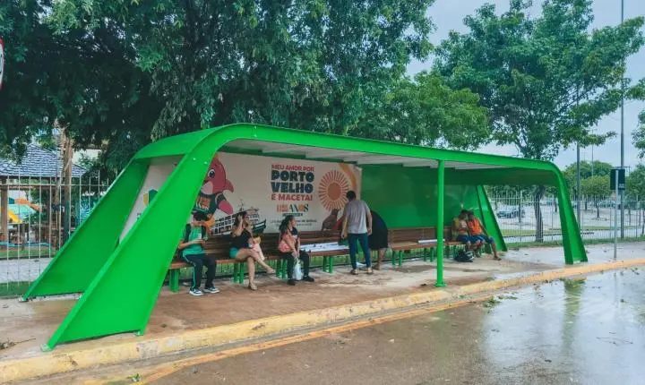 Conforto e tecnologia marcam novo abrigo de ônibus em Porto Velho