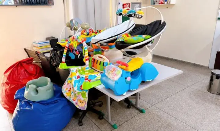 Elizângela Gonçalves, madrinha do programa Apadrinhando uma História, faz doação de artigos para bebês na Casa Criar