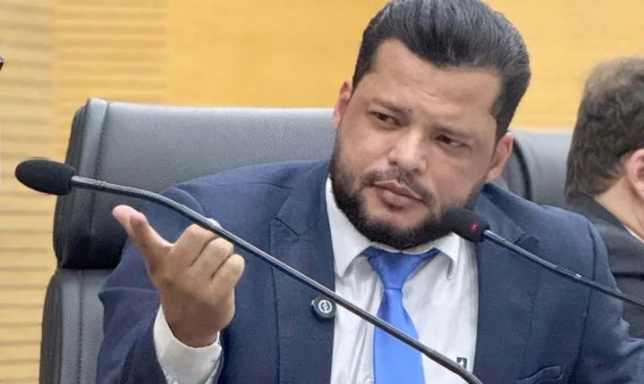 Melhorias na quadra da Escola Presidente Tancredo de Almeida Neves são solicitadas por Edevaldo Neves